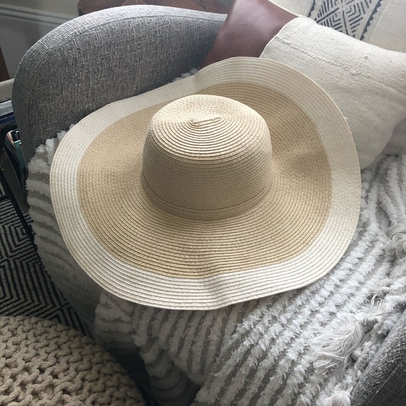 Nordstrom Accessories - 🆕 Floppy wide brim straw hat white trim detail